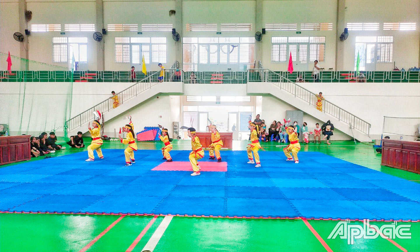 Nhiều hoạt động TDTT trên địa bàn huyện Gò Công Tây thu hút đông đảo người dân tham gia. Ảnh: Hồng Thanh