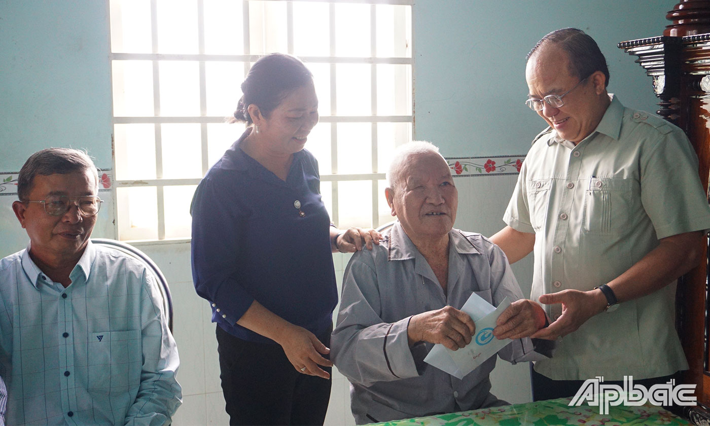 Đồng chí Nguyễn Chí Trung thăm, tặng quà ông Trần Hồng Sơn ngụ ấp Mỹ Xuân, xã Tân Trung.