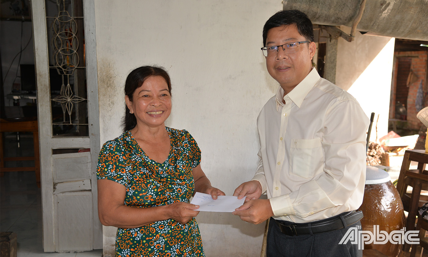 Đồng chí Trần Thanh Nguyên cùng các thành viên trong đoàn đến thăm, tặng quà