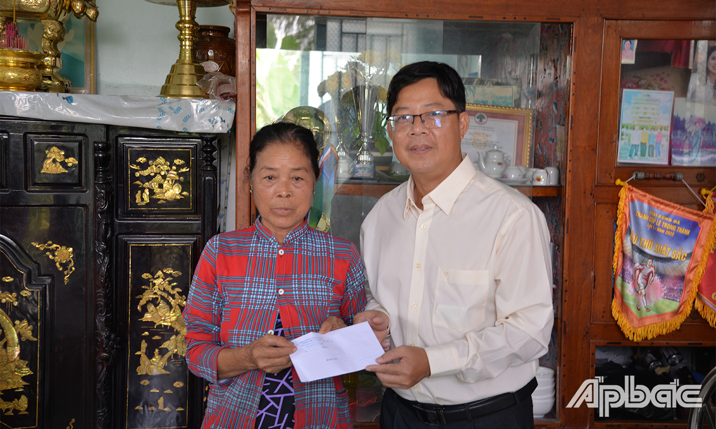 Đồng chí Trần Thanh Nguyên cùng các thành viên trong đoàn đến thăm, tặng quà bà Nguyễn Thị Điệp,, vợ liệt sĩ