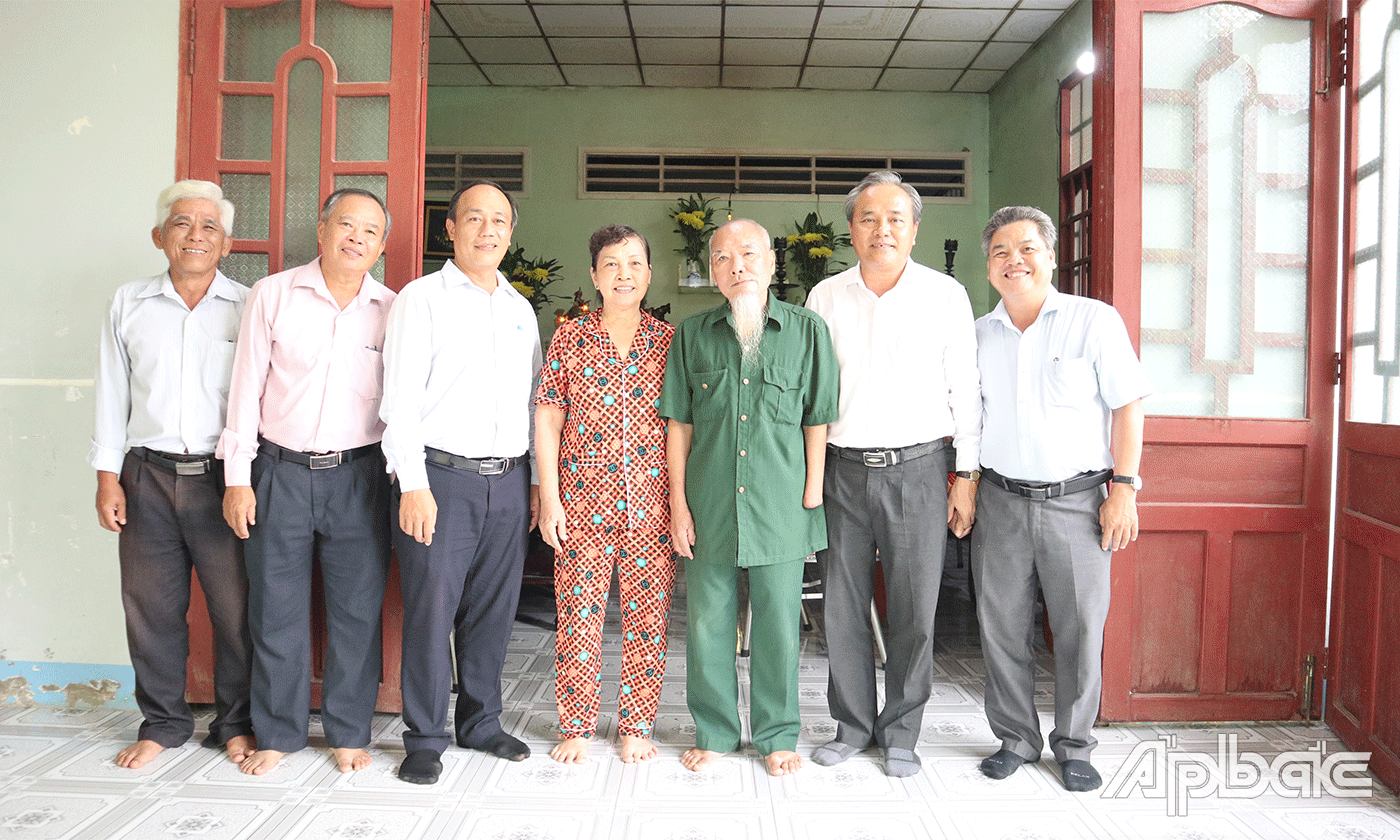 Phó Chủ tịch UBND huyện Cao Tấn Hưởng thăm, tặng quà 5 gia đình chính sách của xã Bình Phục Nhứt và Bình Phan.