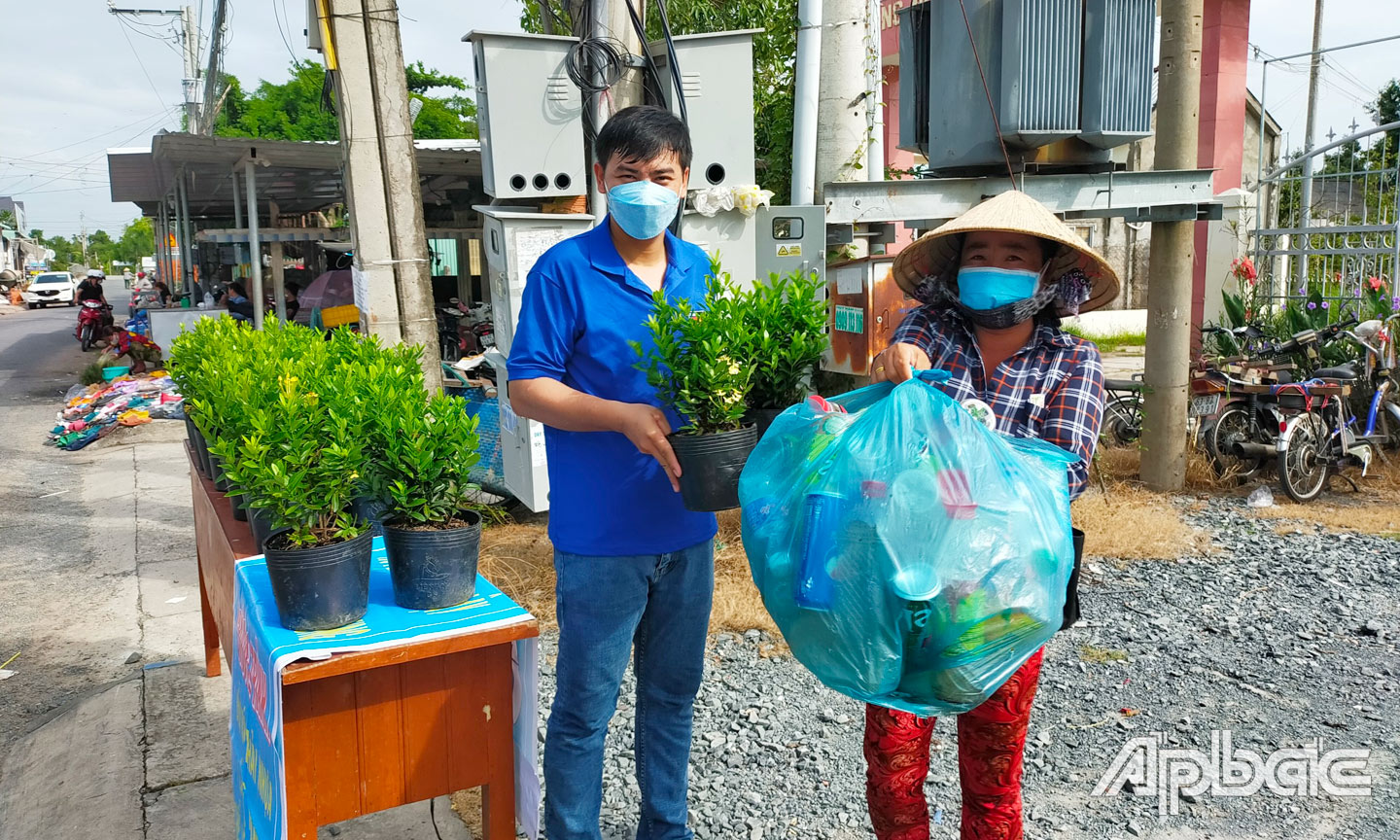 Mô hình “Đổi rác thải nhựa lấy cây xanh” được người dân trên địa bàn hưởng ứng.