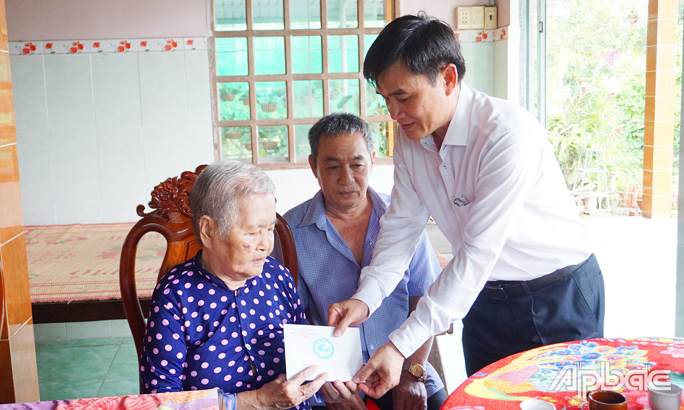 Đồng chí Nguyễn Văn Mười tặng quà bà bà Nguyễn Thị Na (Vợ liệt sĩ), ngụ ấp Mỹ Phú xã Mỹ Long