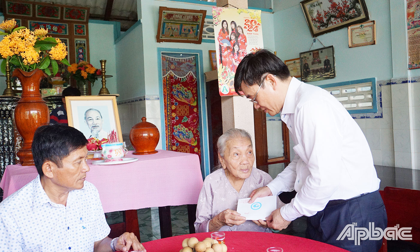 Đồng chí Nguyễn Văn Mười thăm, tặng quà bà Nguyễn Thị Khéo (Mẹ liệt sĩ)