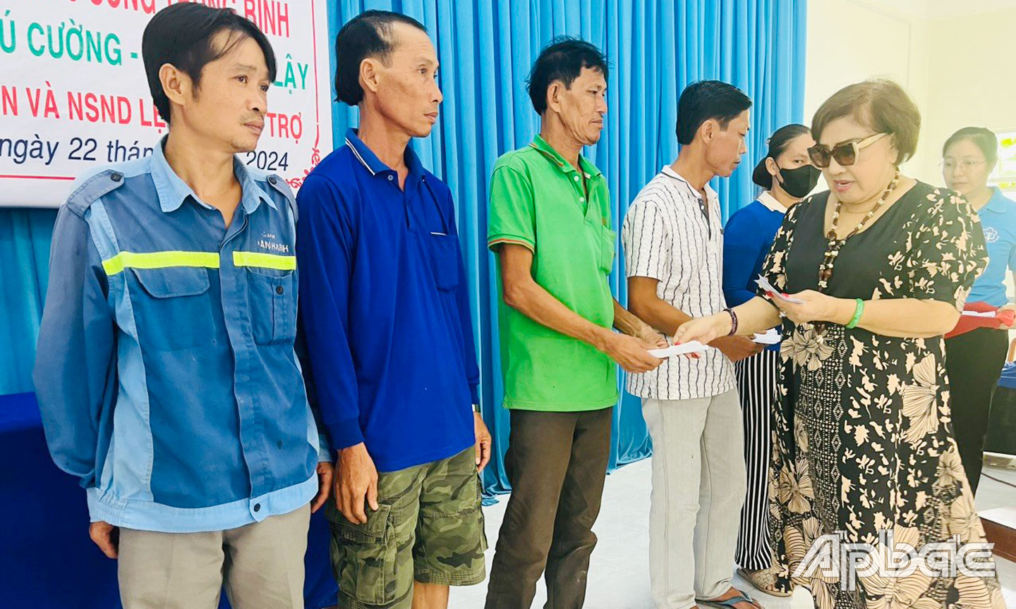 Nghệ sĩ Nhân dân Lệ Thủy trao thẻ BHYT từ Chương trình “Hỗ trợ thẻ BHYT - Chia sẻ yêu thương” cho người dân có hoàn cảnh khó khăn 3 xã Mỹ Thành Bắc, Mỹ Thành Nam, Phú Cường, huyện Cai Lậy