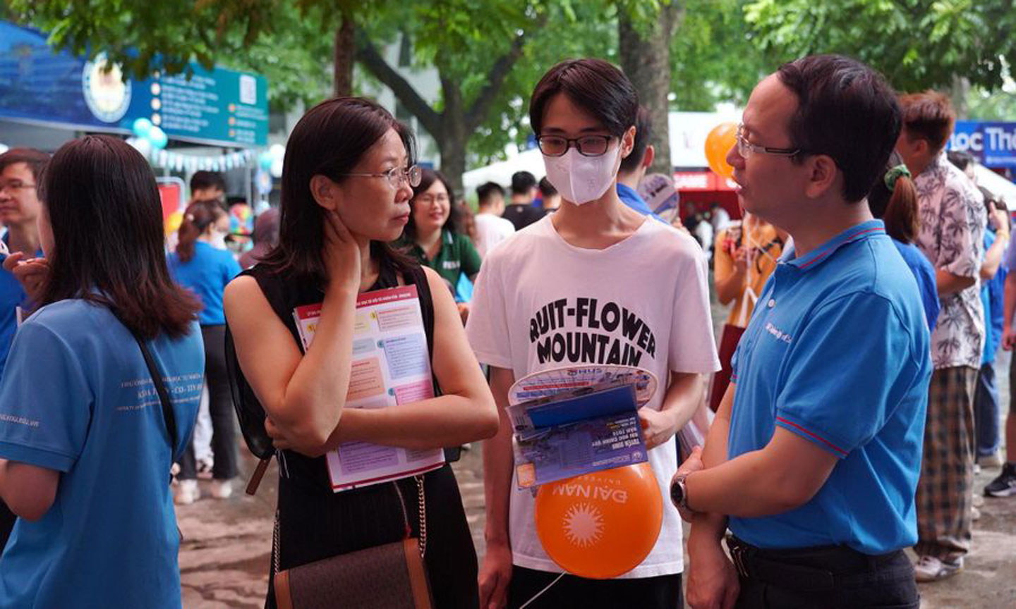 Cán bộ, giảng viên Trường ĐH Khoa học tự nhiên (ĐH Quốc gia Hà Nội) tư vấn xét tuyển cho phụ huynh, thí sinh.