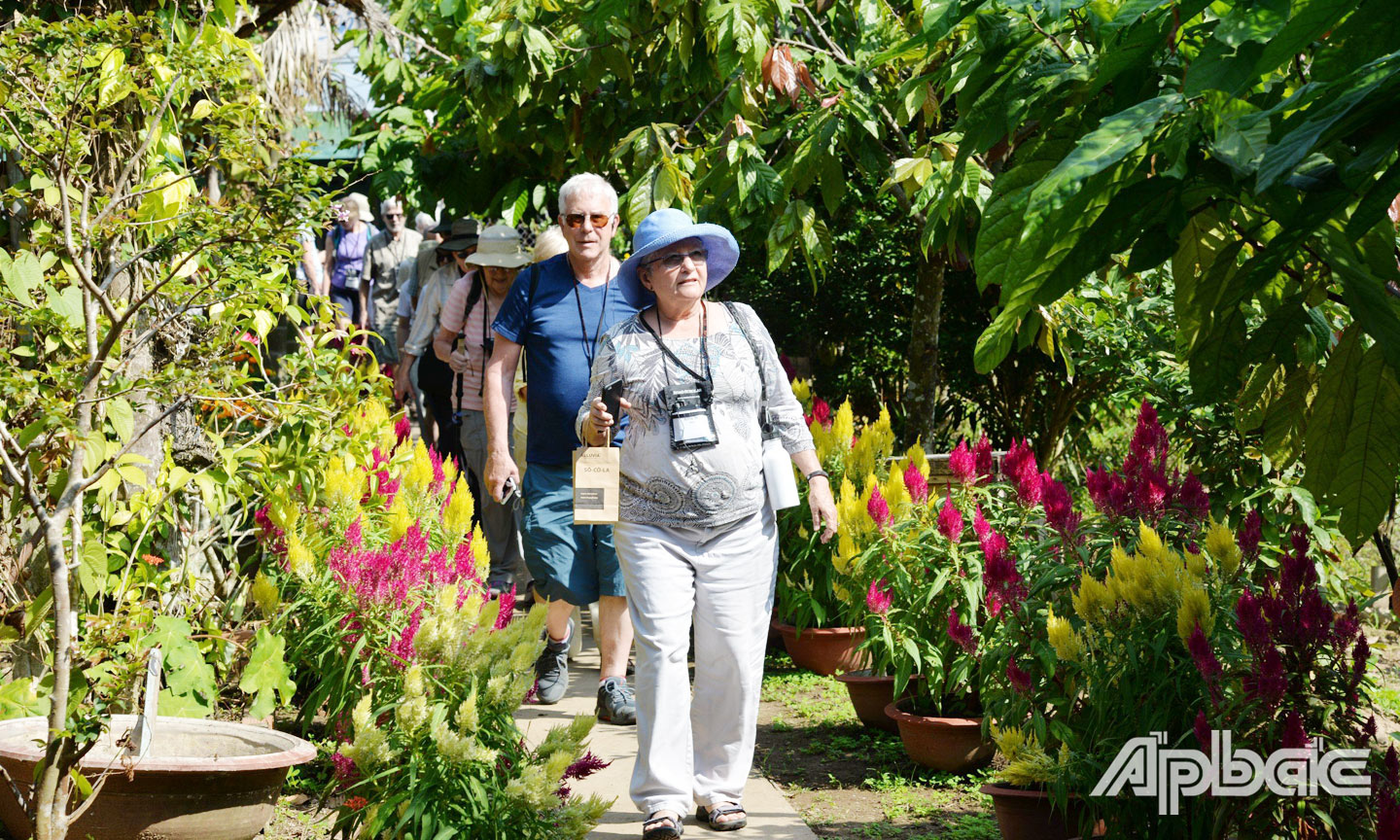 Du khách nước ngoài tham quan các mô hình du lịch ở xã Thới Sơn.