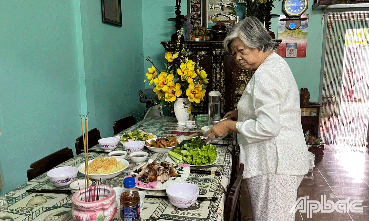 Gia đình ông Nguyễn Văn Ton thắp hương cho các Anh hùng liệt sĩ.