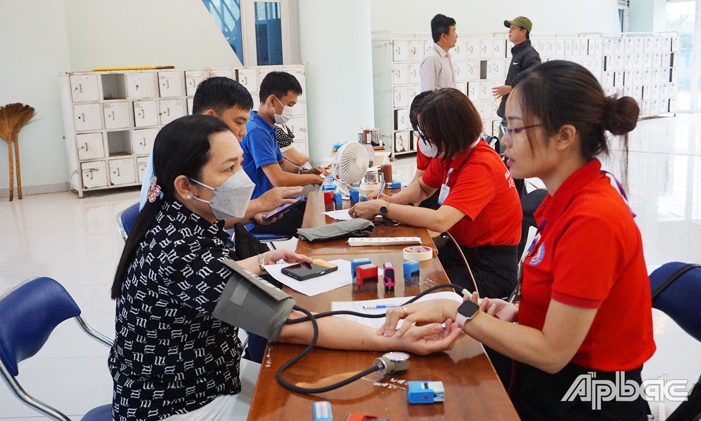 Người tham gia HMTN được đo huyết áp và khám lâm sàng trước khi hiến máu.