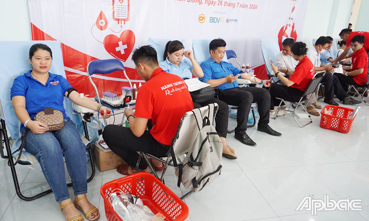 Người dân trên địa bàn TP. Mỹ Tho tham gia hiến máu tại chương trình.