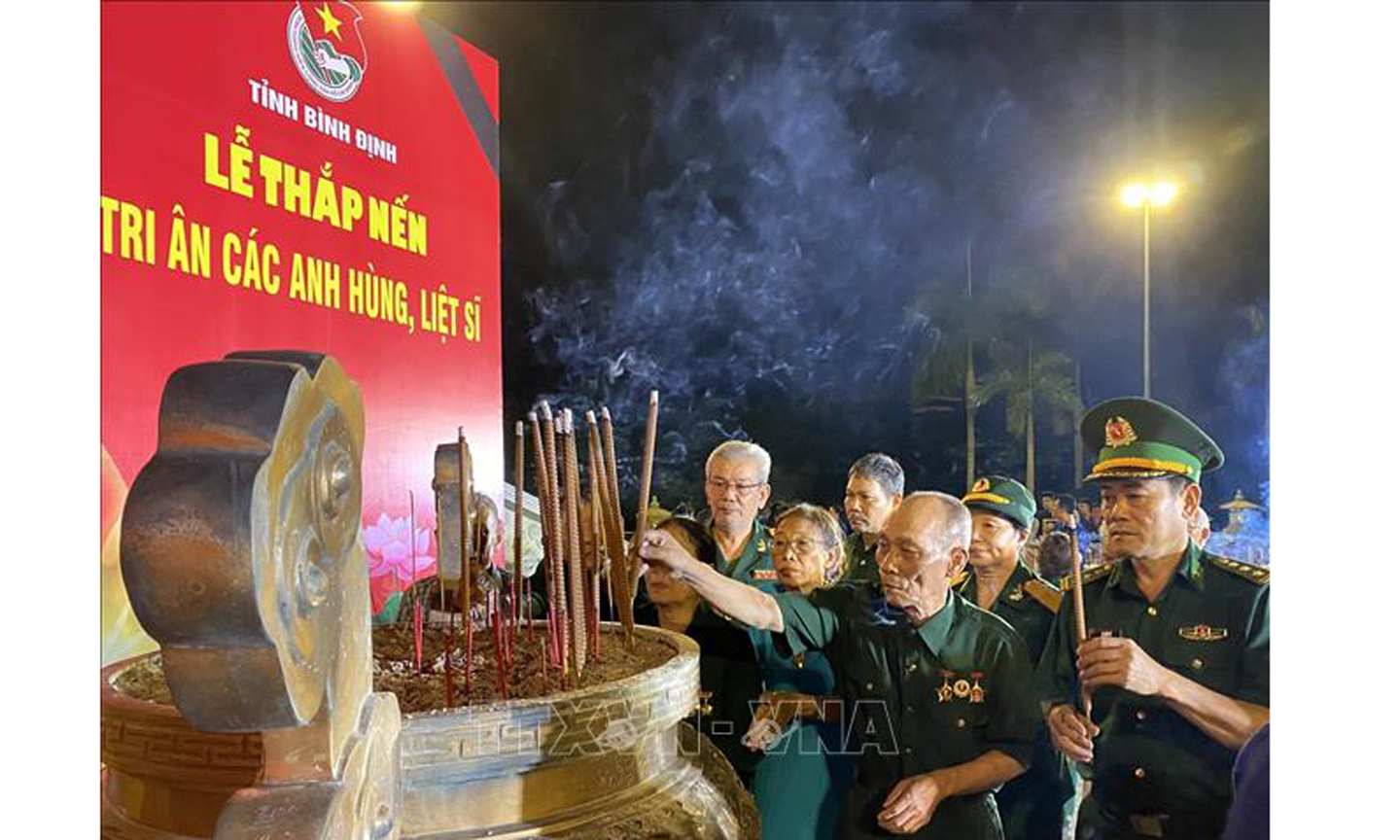 Cựu chiến binh, cựu thanh niên xung phong dâng hương tại Đài tưởng niệm Nghĩa trang Liệt sĩ thành phố Quy Nhơn. Ảnh: Lê Phước Ngọc/TTXVN