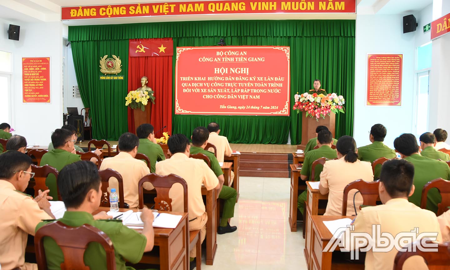 (ABO) Công an tỉnh Tiền Giang đã tổ chức triển khai, hướng dẫn đăng ký xe lần đầu qua dịch vụ công trực tuyến toàn trình đối với xe sản xuất, lắp ráp trong nước cho 425 đồng chí là lãnh đạo, chỉ huy, cán bộ, chiến sĩ Công an các đơn vị địa phương, Công an cơ sở đang trực tiếp thực hiện công tác đăng ký xe. 