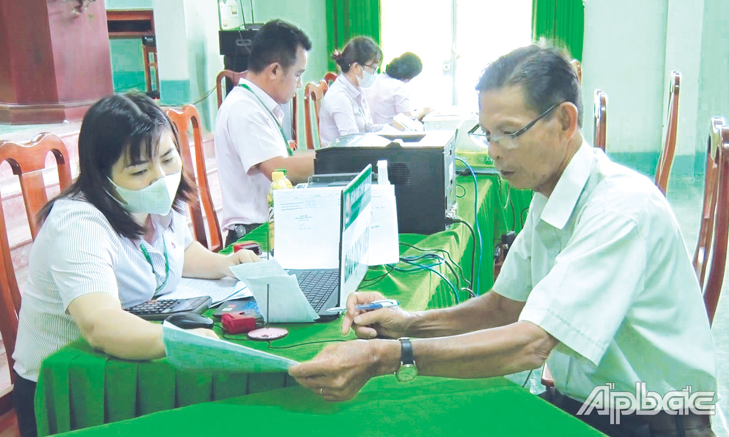 NHCSXH TX. Cai Lậy giải ngân vốn ở xã Long Khánh. Ảnh: MINH TẤN