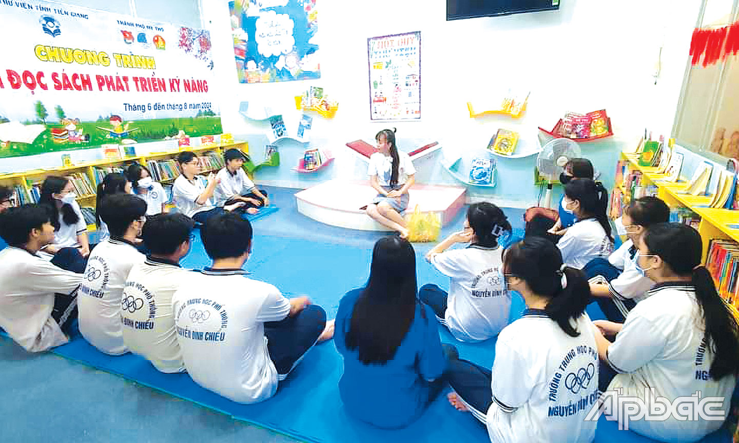 Chương trình “Hè vui đọc sách phát triển kỹ năng” năm 2024 tại Thư viện tỉnh Tiền Giang thu hút nhiều học sinh tham gia.