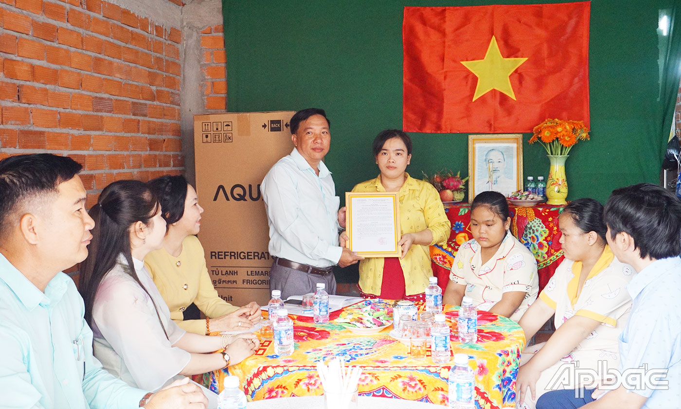 Trao Quyết định bàn giao nhà cho gia đình bà Nguyễn Thị Lượm