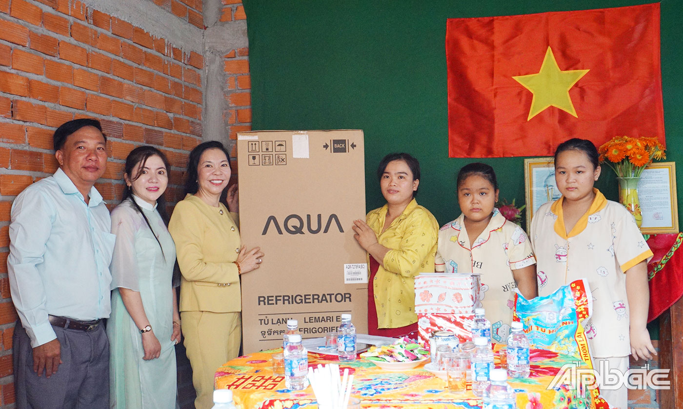 Giám đốc Công ty Cổ phần Cảng Mỹ Tho Lương Thị Diễm Trang; Phó Giá đốc Công ty TNHH Du lịch Việt - Nhật Diệp Bích Ngọc trao quà cho gia đình.