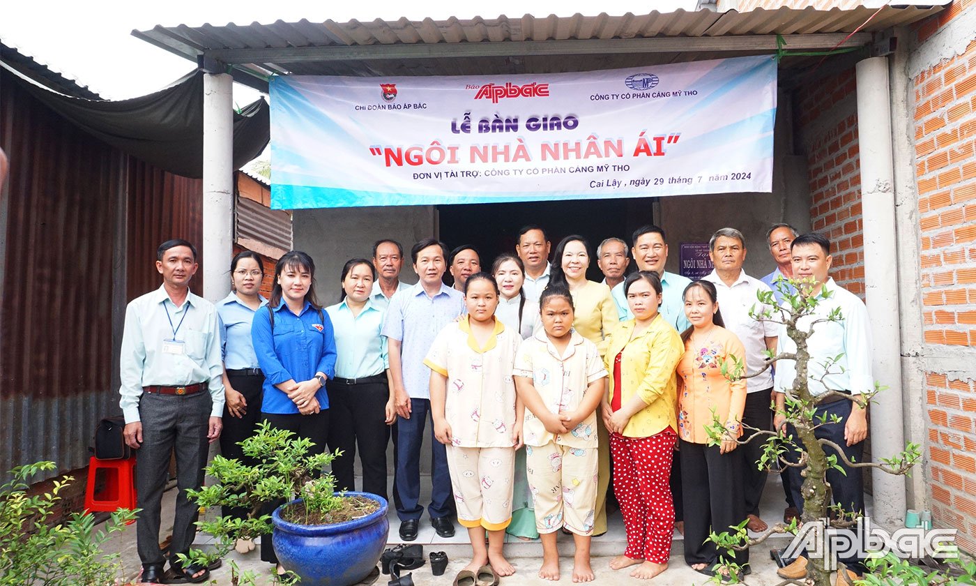 Đại diện Công ty Cổ phần Cảng Mỹ Tho, Công ty Du lịch Việt Nhật, Báo Ấp Bắc cùng chính quyền xã Mỹ Thành Nam vui chung niềm vui trong ngày bàn giao nhà cho gia đình bà Nguyễn Thị Lượm.