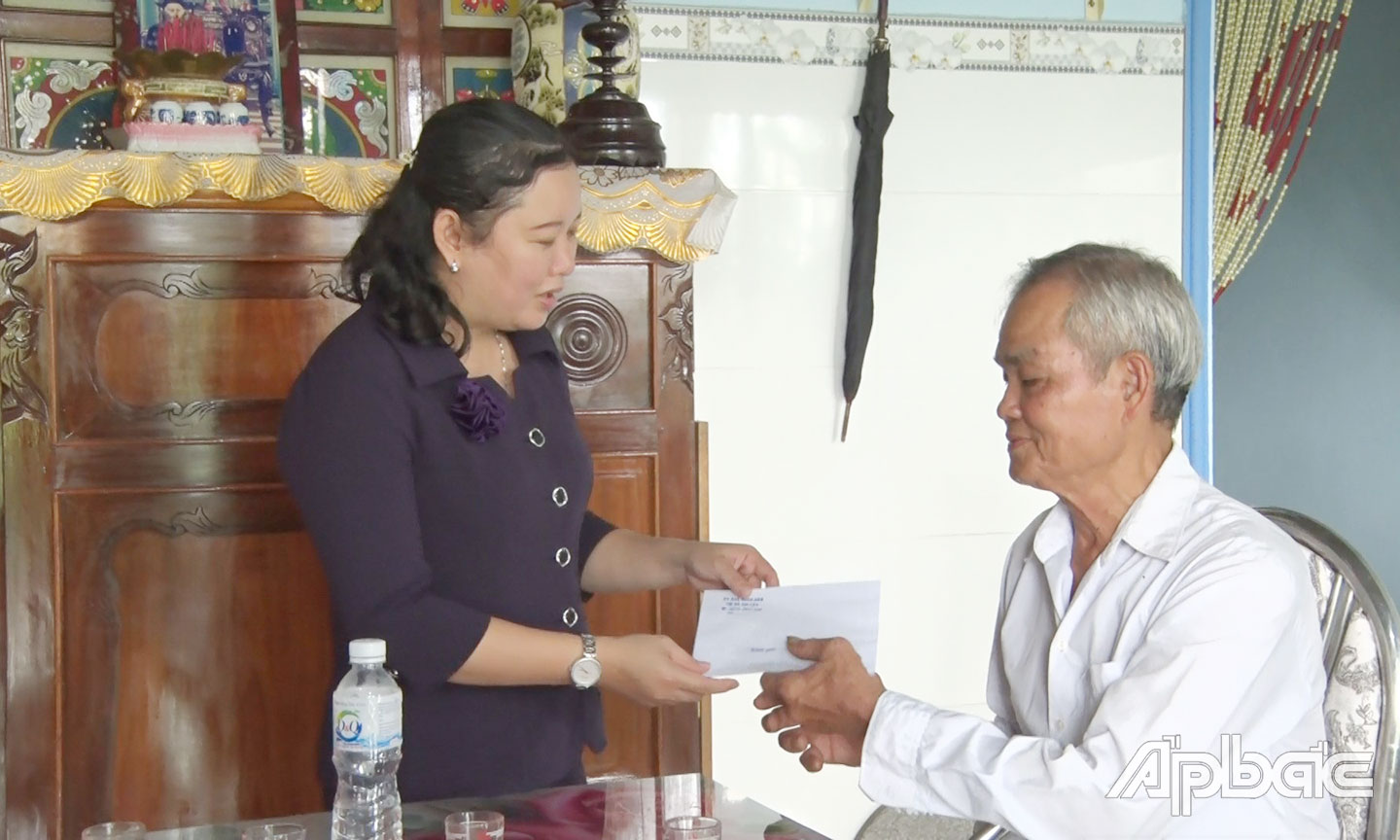 Phó Chủ tịch UBND TX. Cai Lậy Võ Thị Búp thăm, tặng quà gia đình thương binh tại phường 3.