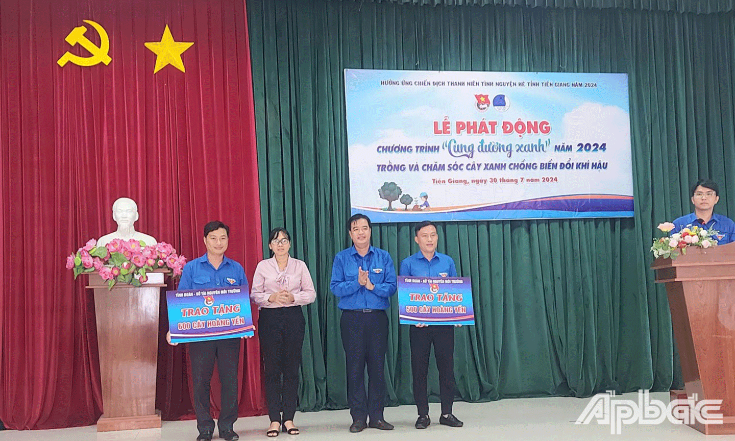 Đồng chí Phạm Thanh Giang - Phó Bí thư Tỉnh Đoàn Tiền Giang trao bảng tượng trưng