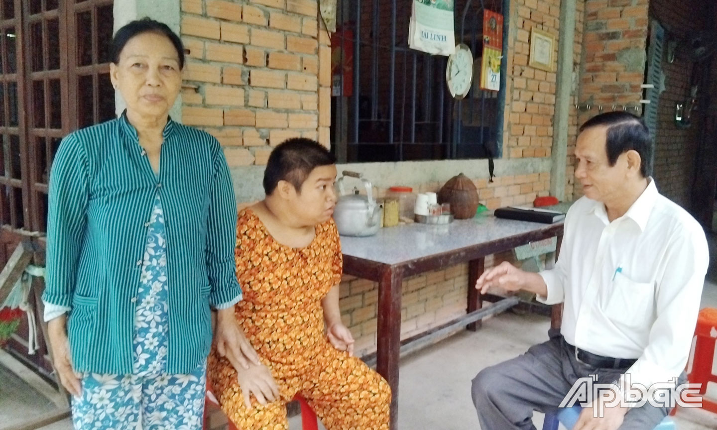  Ông Nguyễn Văn Hai, Chủ tịch Hội NNCĐDC xã Đông Hòa thăm hỏi, tặng quà cho chị Hà Thị Tím, NNCĐDC ở ấp Đông A.