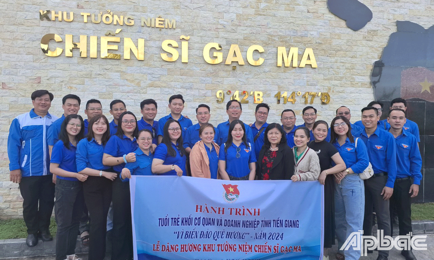 Đoàn tham quan về nguồn tại Khu tưởng niệm chiến sĩ Gạc Ma