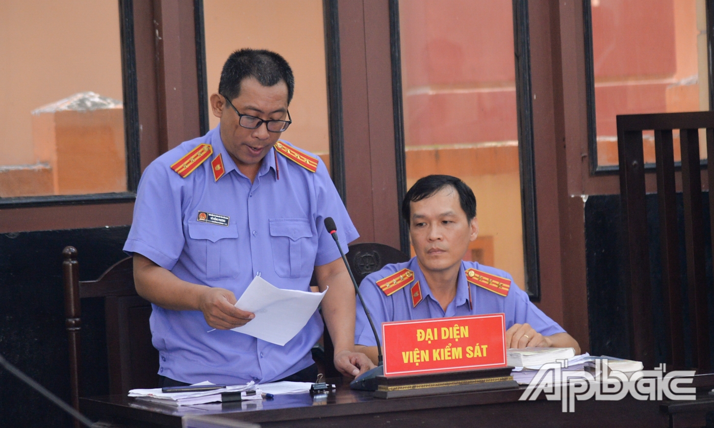 Đại diện Viện Kiểm sát nhân dân tỉnh Tiền Giang đọc bản cáo trạng tại tòa.