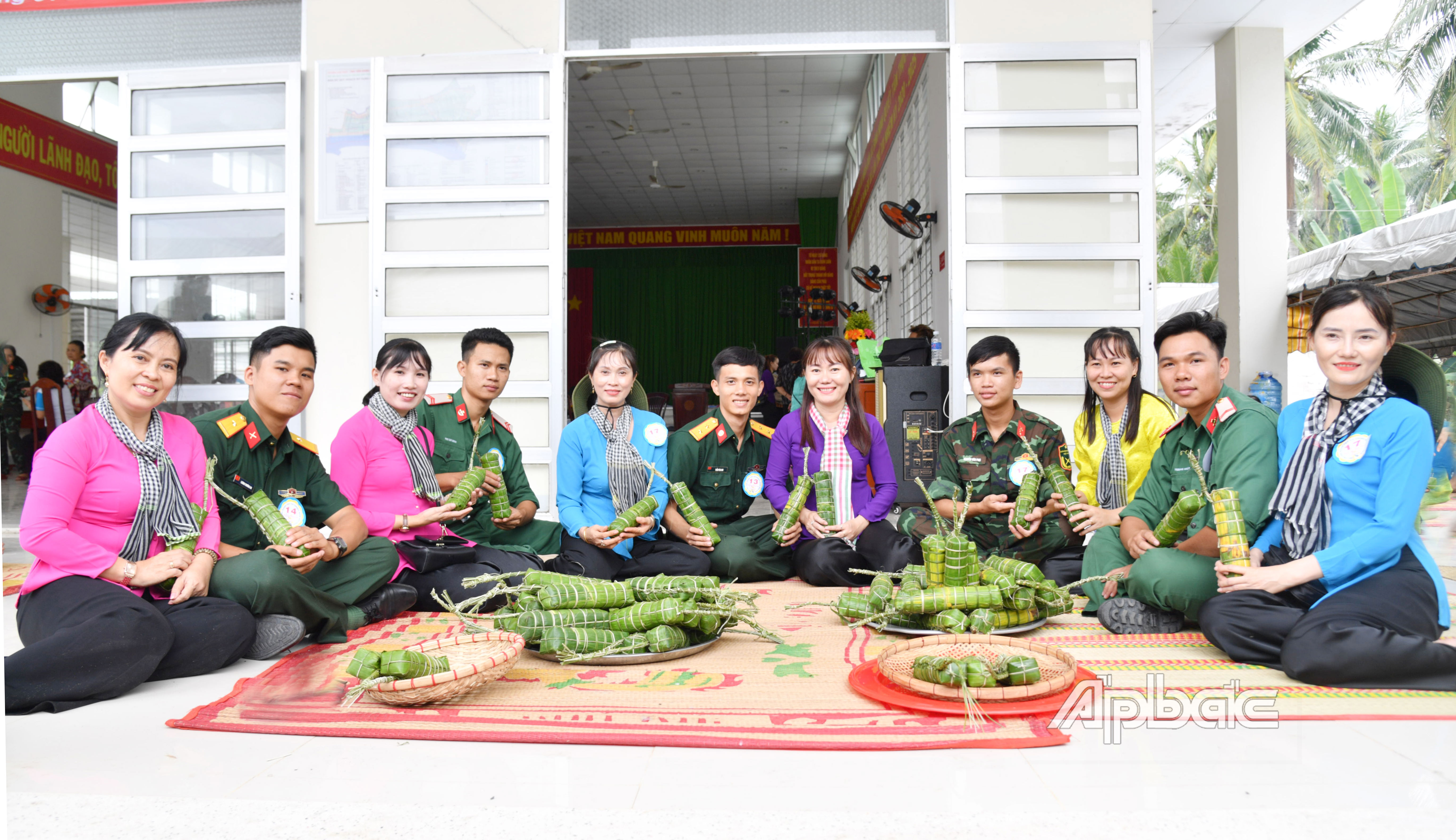 Bộ Chỉ huy Quân sự tỉnh tổ chức các hoạt động “Tết quân - dân” năm 2023 tại xã Bình Ninh, huyện Chợ Gạo.   Ảnh: THANH LÂM