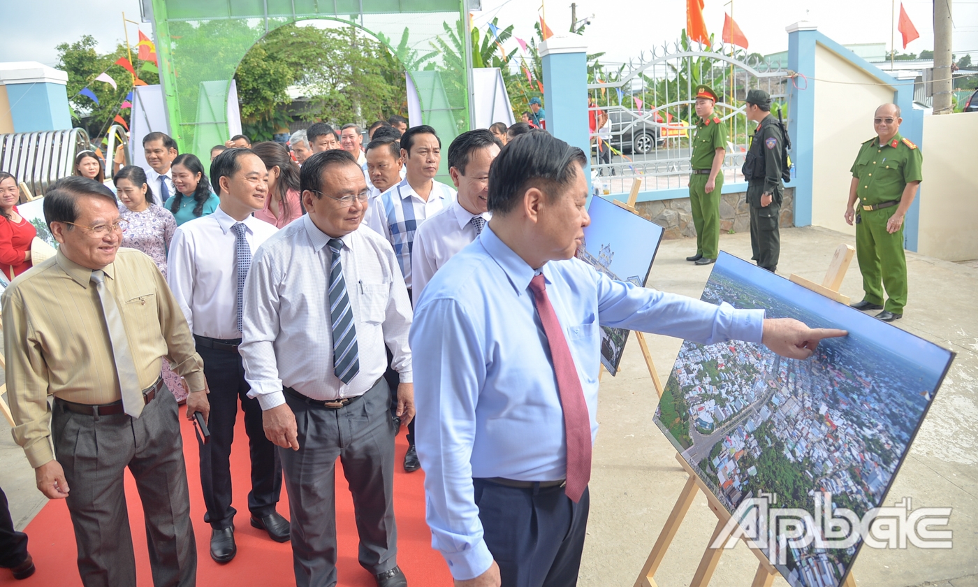 Đồng chí Nguyễn Trọng Nghĩa xem ảnh thành tựu kinh tế xã hội TP.Gò Công.