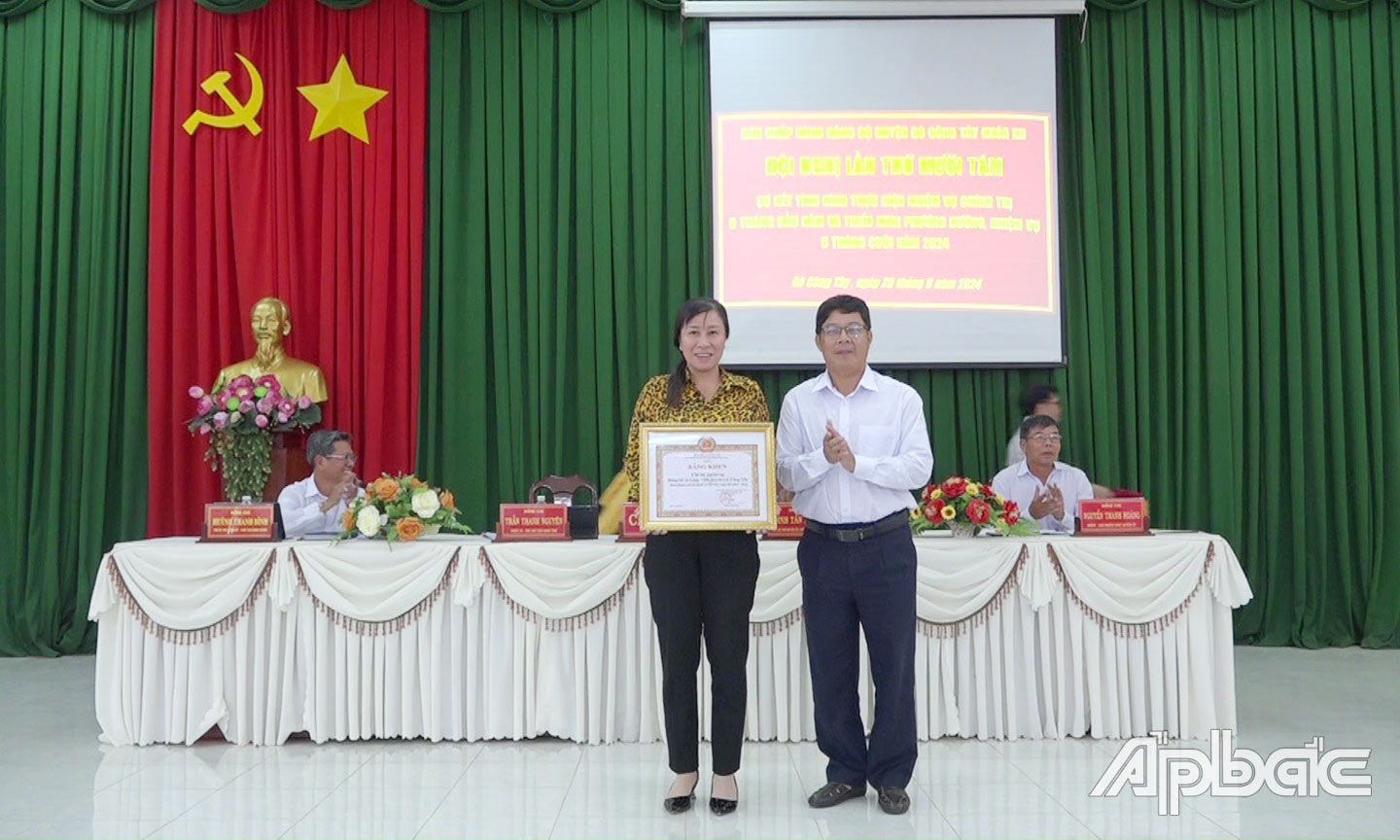 Đảng bộ xã Long Vĩnh nhận Bằng khen của Ban Thường vụ Tỉnh ủy vì có thành tích hoàn thành xuất sắc nhiệm vụ tiêu biểu 5 năm liền, giai đoạn 2019 - 2023. Ảnh: KIM LAN