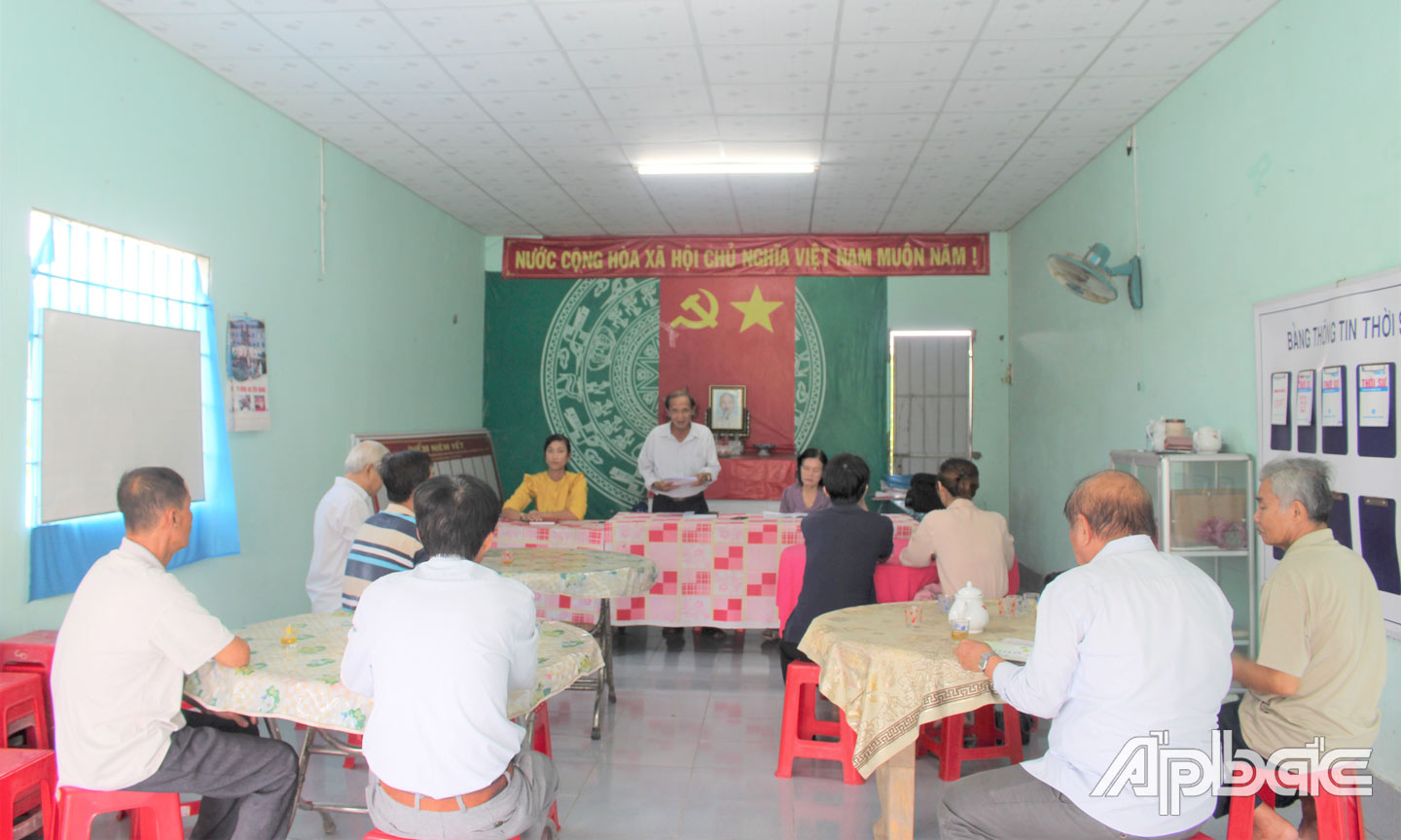 Quang cảnh cuộc họp sinh hoạt chi bộ định kỳ tháng 7 tại Chi bộ ấp Hòa Lạc Trung, xã Hòa Định.