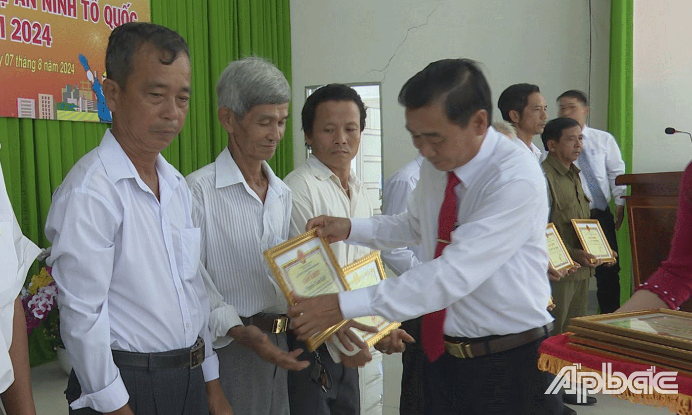 Khen thưởng cho 1 tập thể và 18 cá nhân có thành tích xuất sắc trong phong trào “Toàn dân bảo vệ an ninh Tổ quốc” năm 2024.