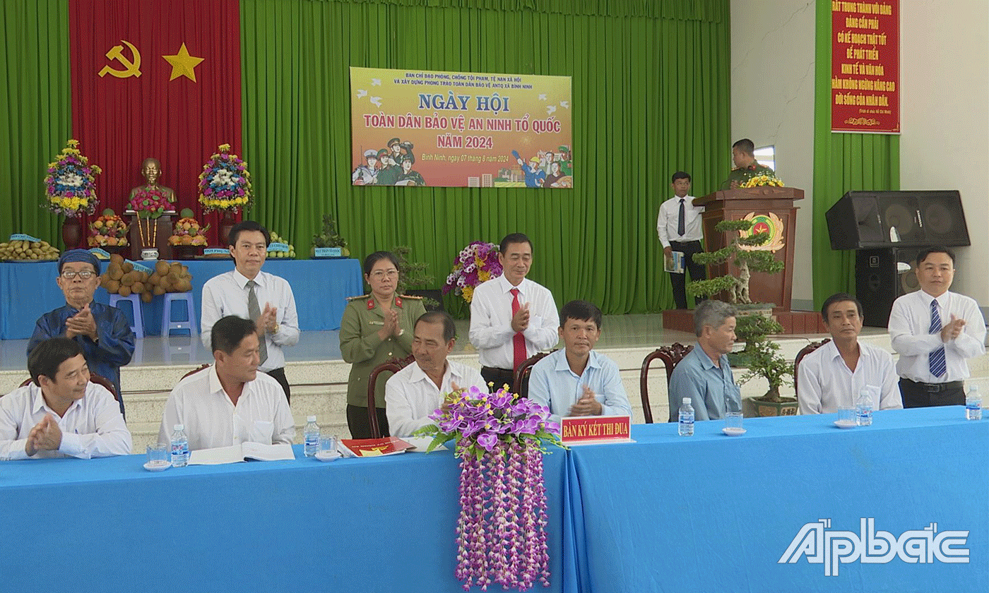 Các Tổ nhân dân tự quản kí kết giao ước thi đua thực hiện phong trào toàn dân bảo vệ an ninh tổ quốc.