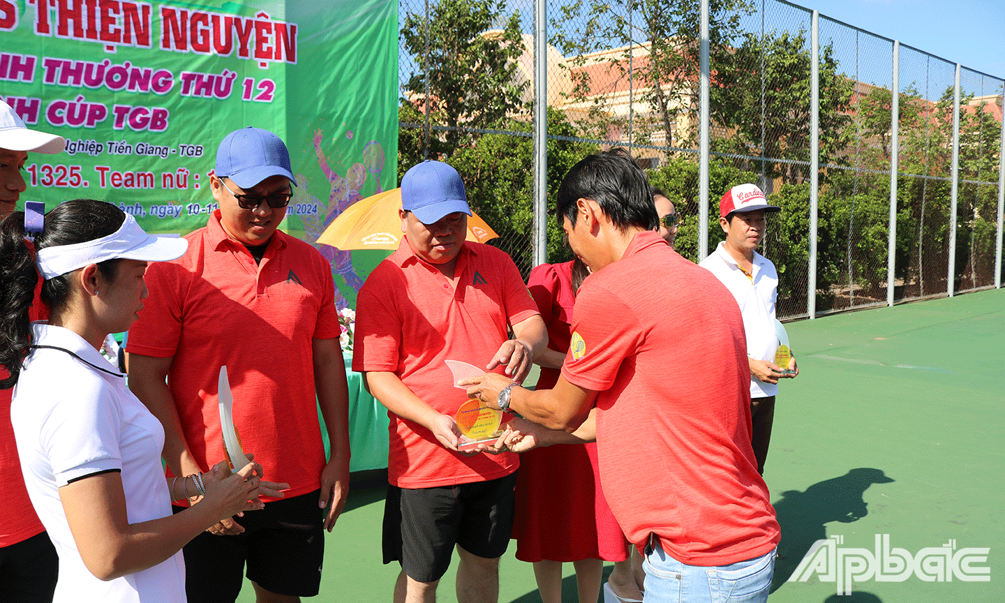 Ban tổ chức giải tennis trao Kỷ niệm chương cho các đơn vị tài trợ