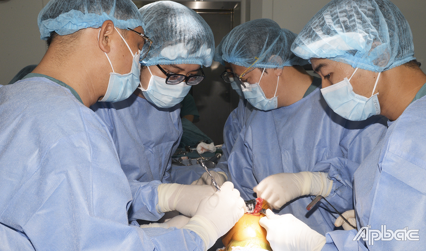   Lần đầu tiên Bệnh viện đa khoa tỉnh Tiền Giang triển khai phẩu thuật thay khớp gối cho bệnh nhân bị thoái hóa khớp mức độ nặng
