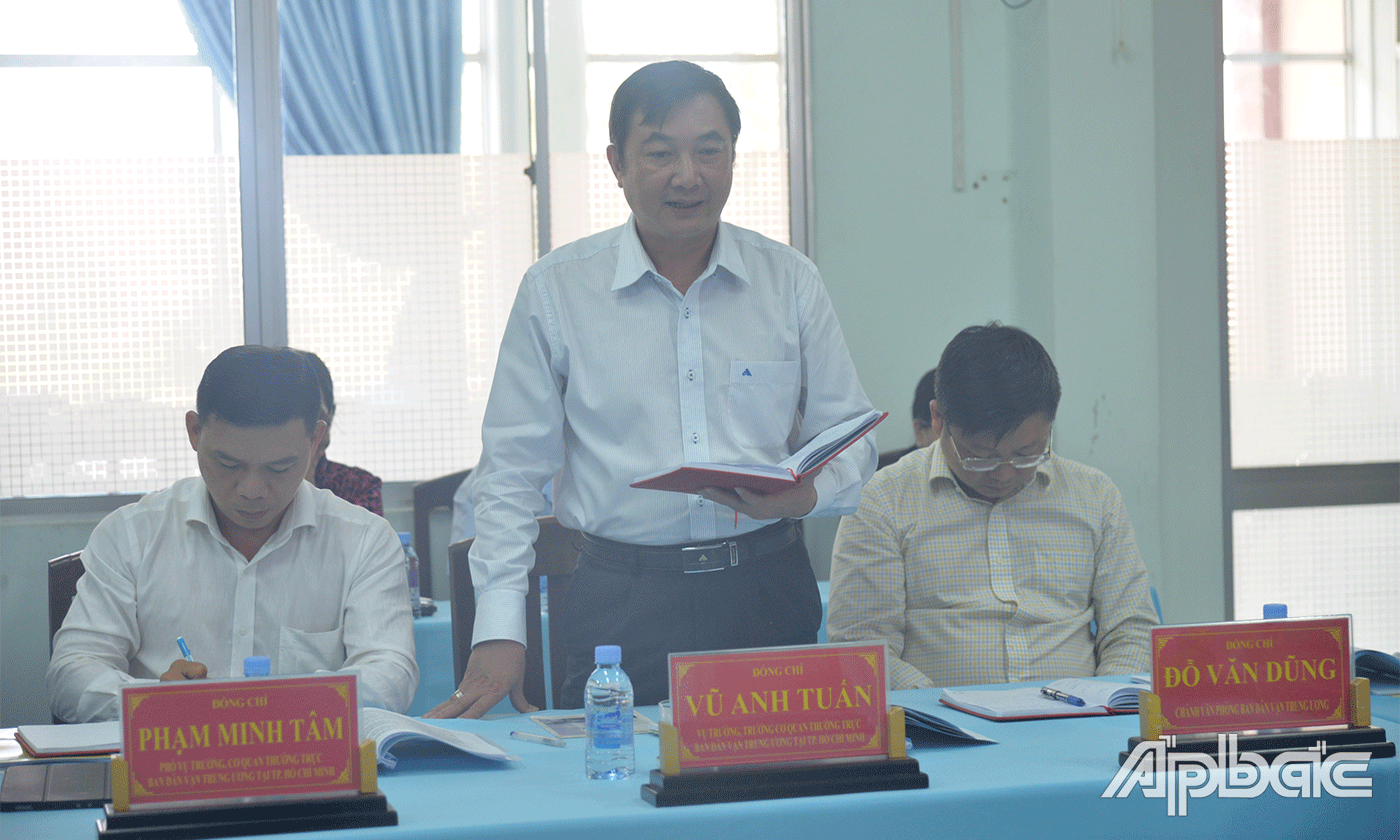 Các thành viên trong đoàn phát biểu ý kiến.