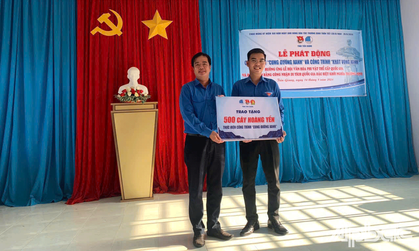 Phó Bí thư Tỉnh Đoàn Tiền Giang Phạm Thanh Giang trao tặng 500 cây hoàng yến cho Huyện đoàn Gò Công Đông 