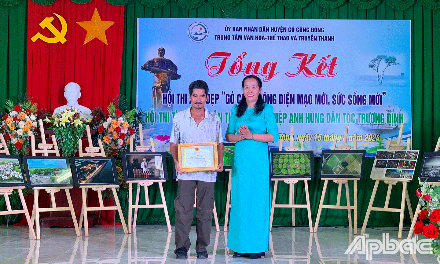 Ban tổ chức trao giải Nhì 