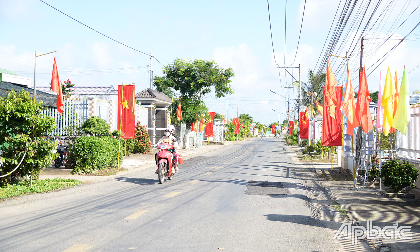 Cờ phướn được trang trí tại các tuyến đường chính của xã Gia Thuận.