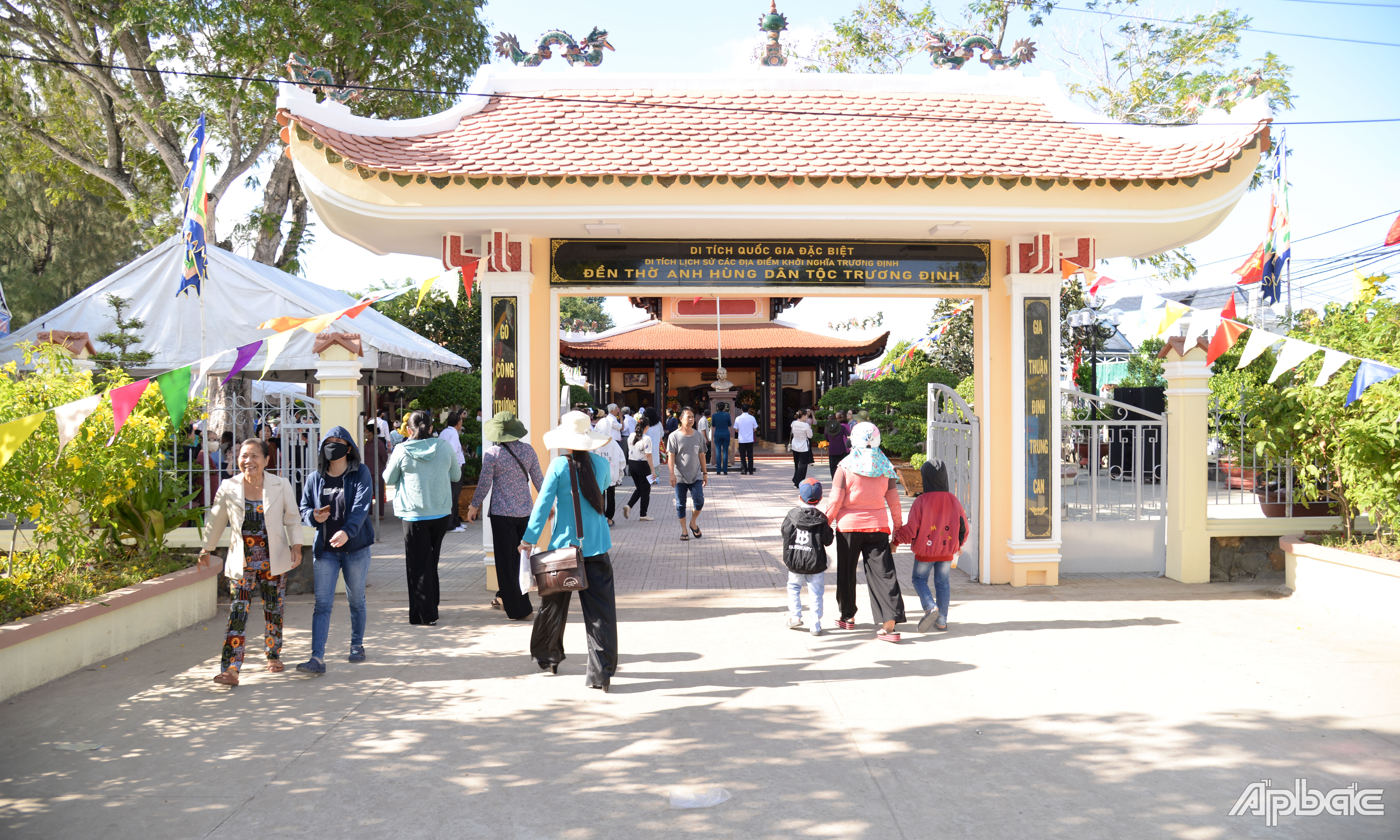 Đông đảo người dân đến Đền thờ AHDT Trương Định (xã Gia Thuận) để viếng và thắp nhang.