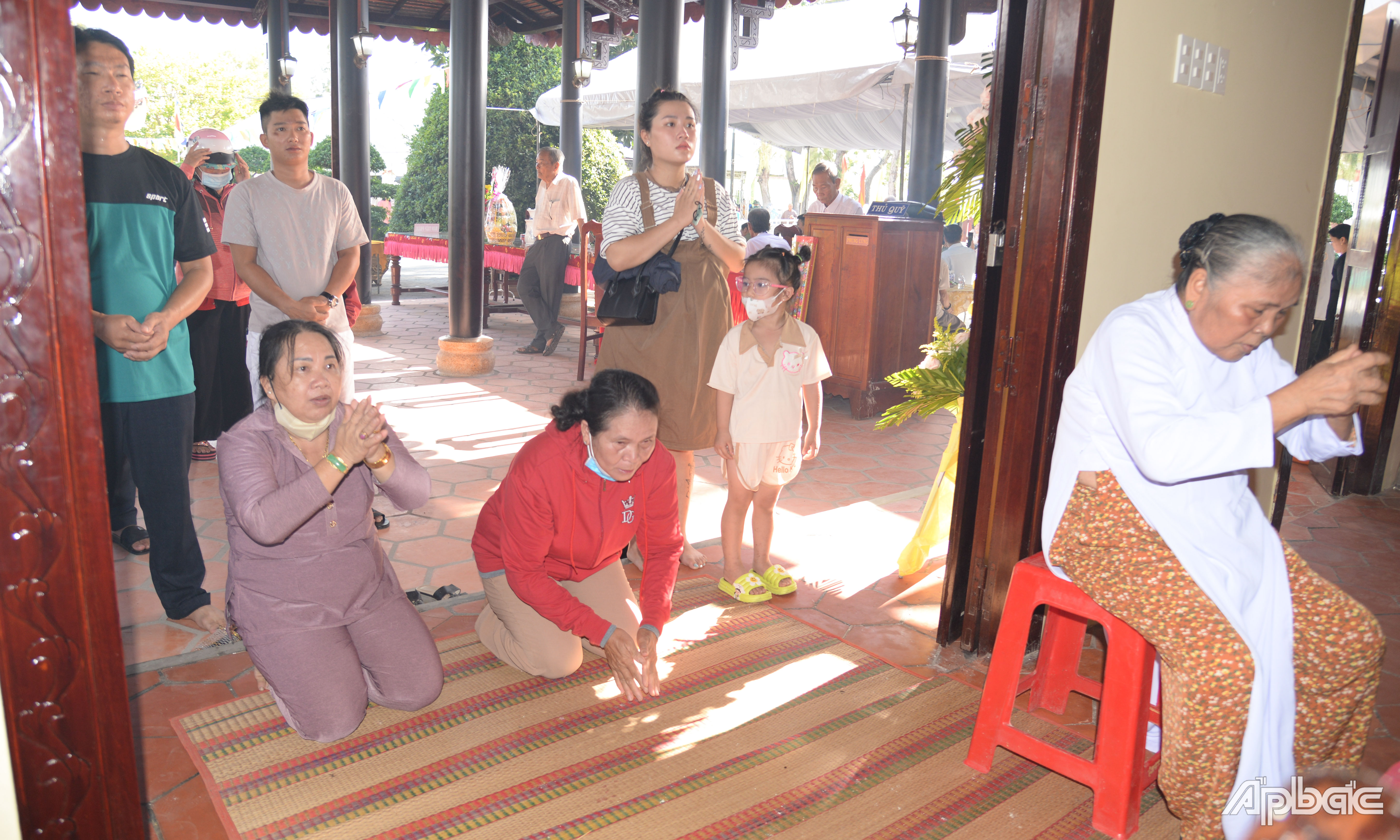 Người dân đến viếng và thắp nhang AHDT Trương Định.