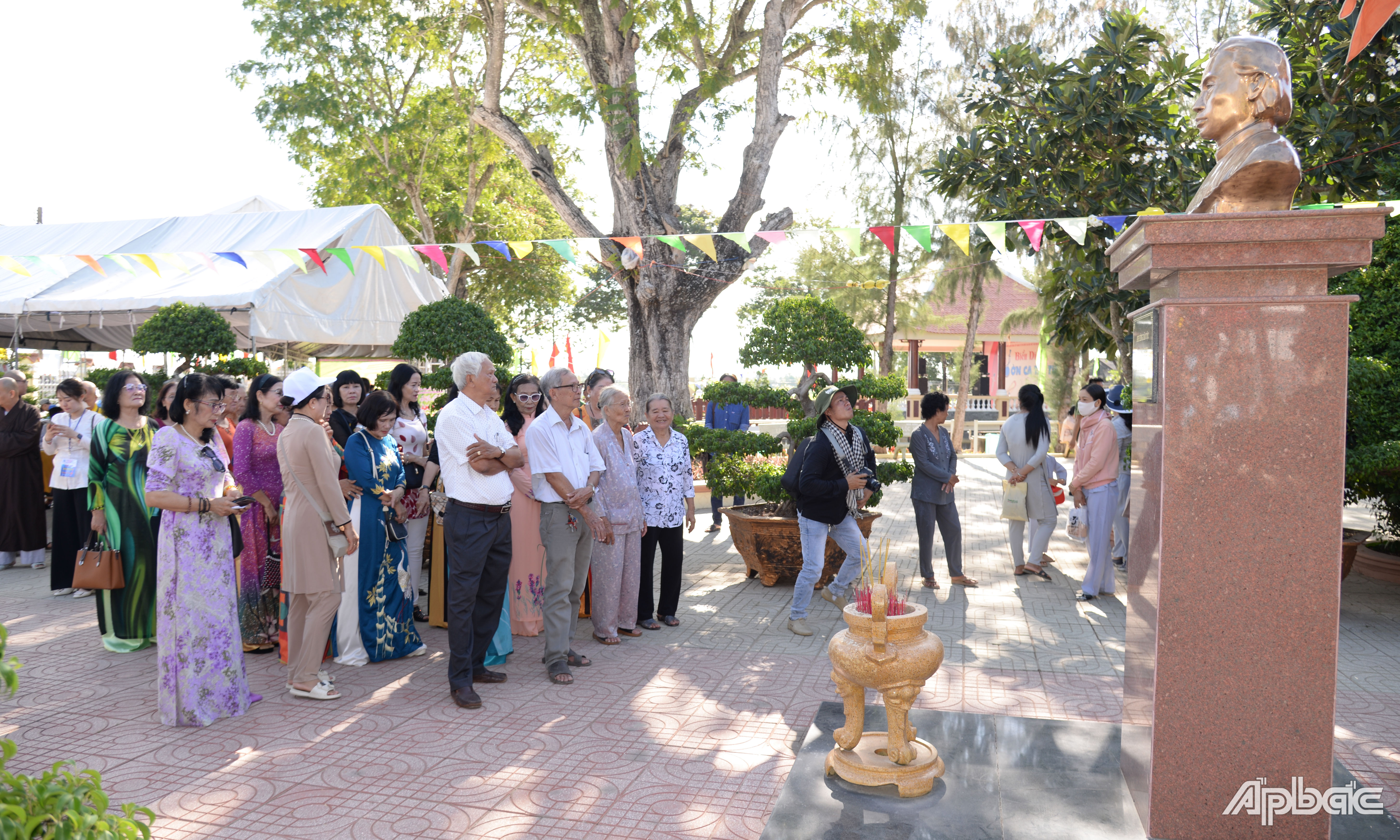 Người dân chờ đến lượt vào viếng và thắp nhang AHDT Trương Định.