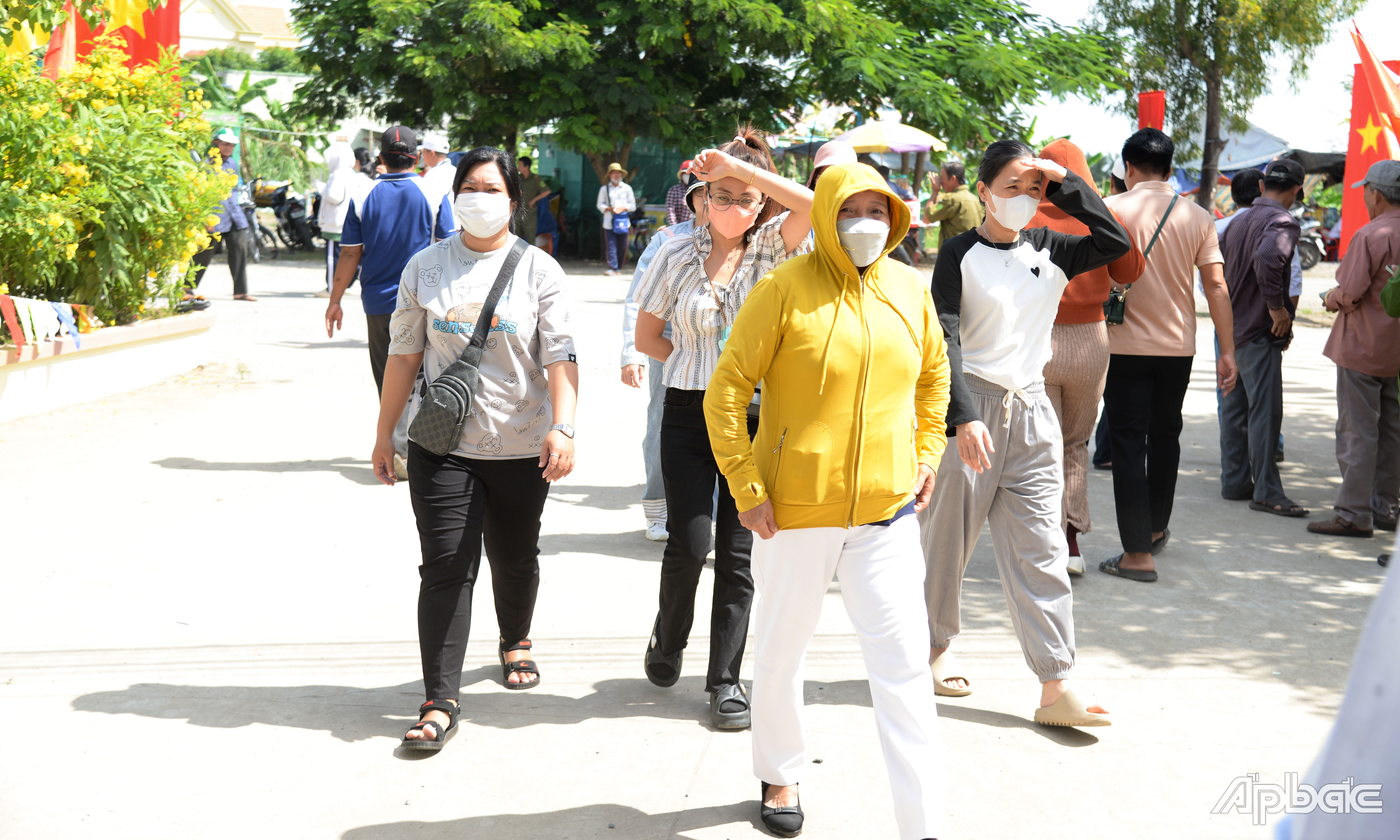 Người dân đội nắng đến viếng AHDT Trương Định.