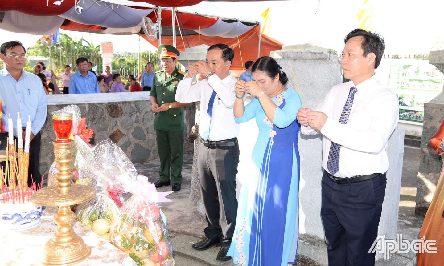 Đoàn lãnh đạo TP. Gò Công viếng mộ bà Trần Thị Sanh vào chiều ngày 19-8.