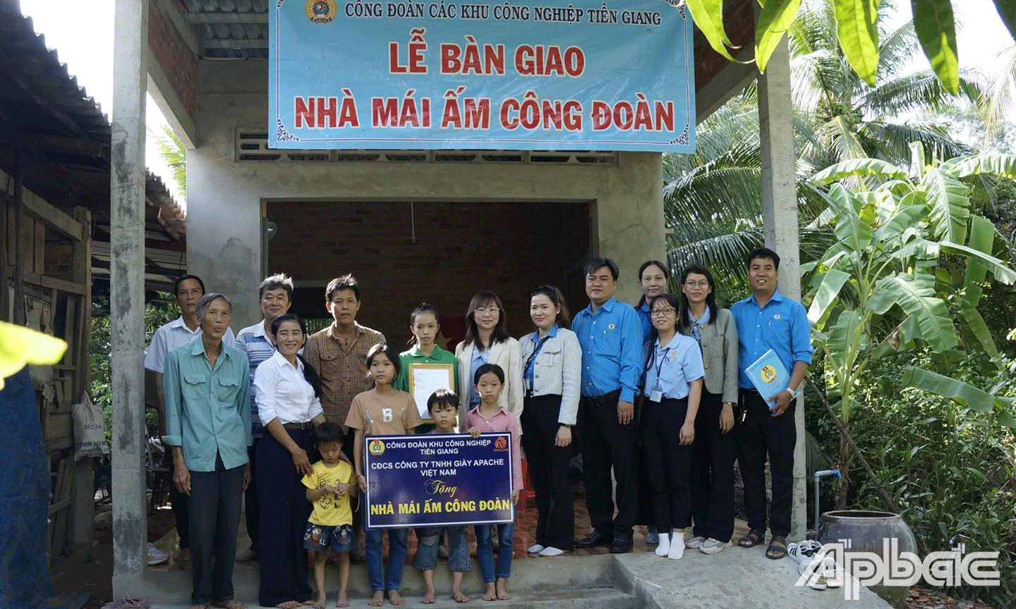 Công đoàn cơ sở Công ty TNHH Giày Apache Việt Nam tổ chức lễ bàn giao nhà Mái ấm Công đoàn cho đoàn viên khó khăn nhà ở