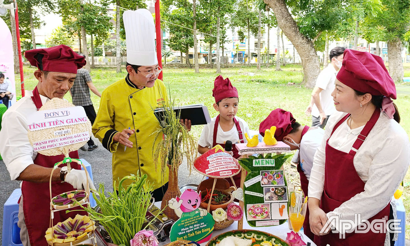 Các gia đình của tỉnh Tiền Giang tham gia “Ngày hội Gia đình tiêu biểu các tỉnh, thành phố miền Tây Nam bộ lần V, năm 2024” tại TP. Cao Lãnh, tỉnh Đồng Tháp.