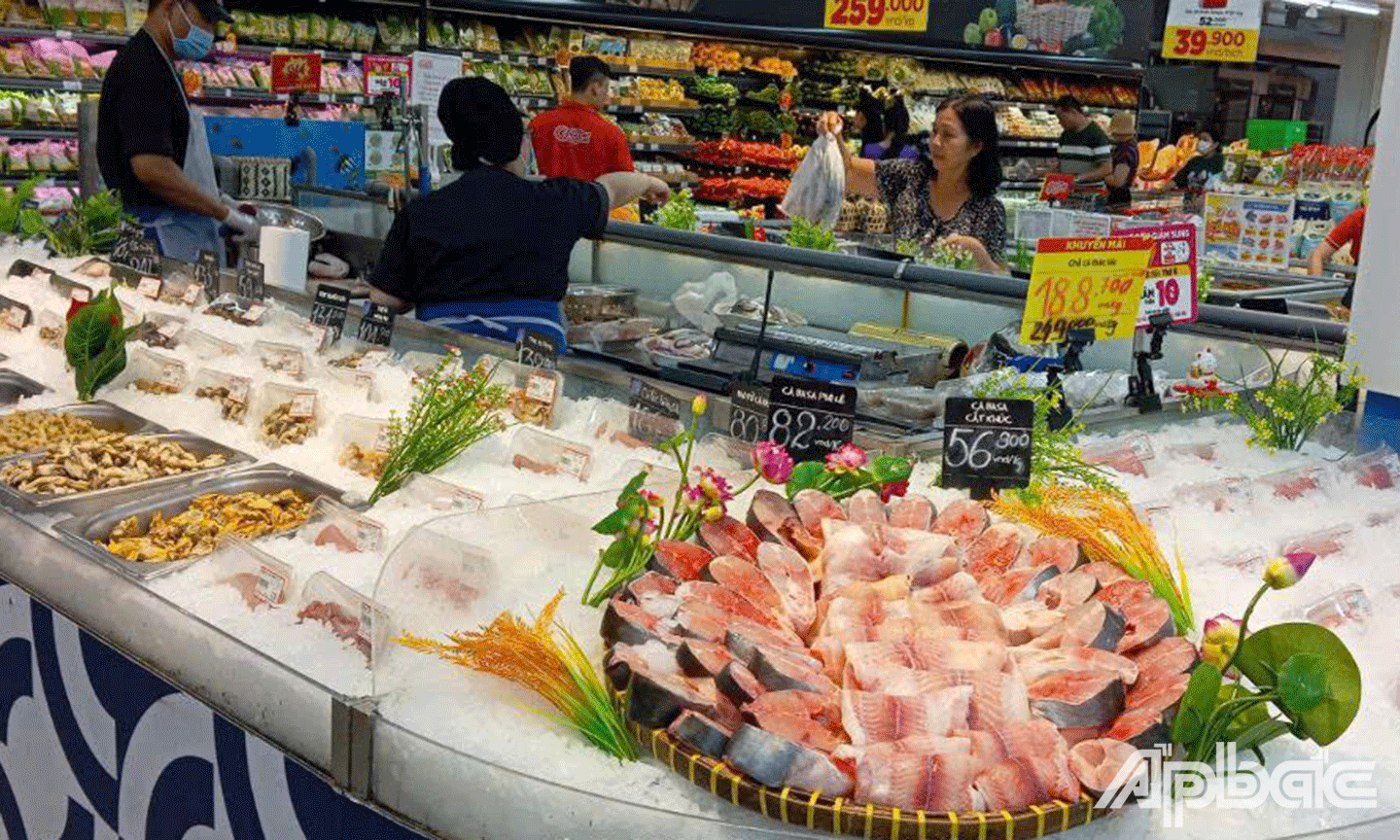 Khách hàng mua sắm tại Go! Mỹ Tho vào tối 30-8