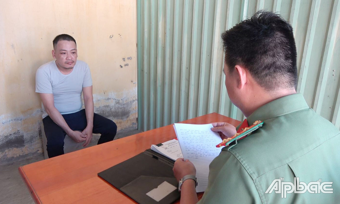 Đối tượng Nguyễn Minh Sang tại cơ quan điều tra. Ảnh: TRỌNG TÍN