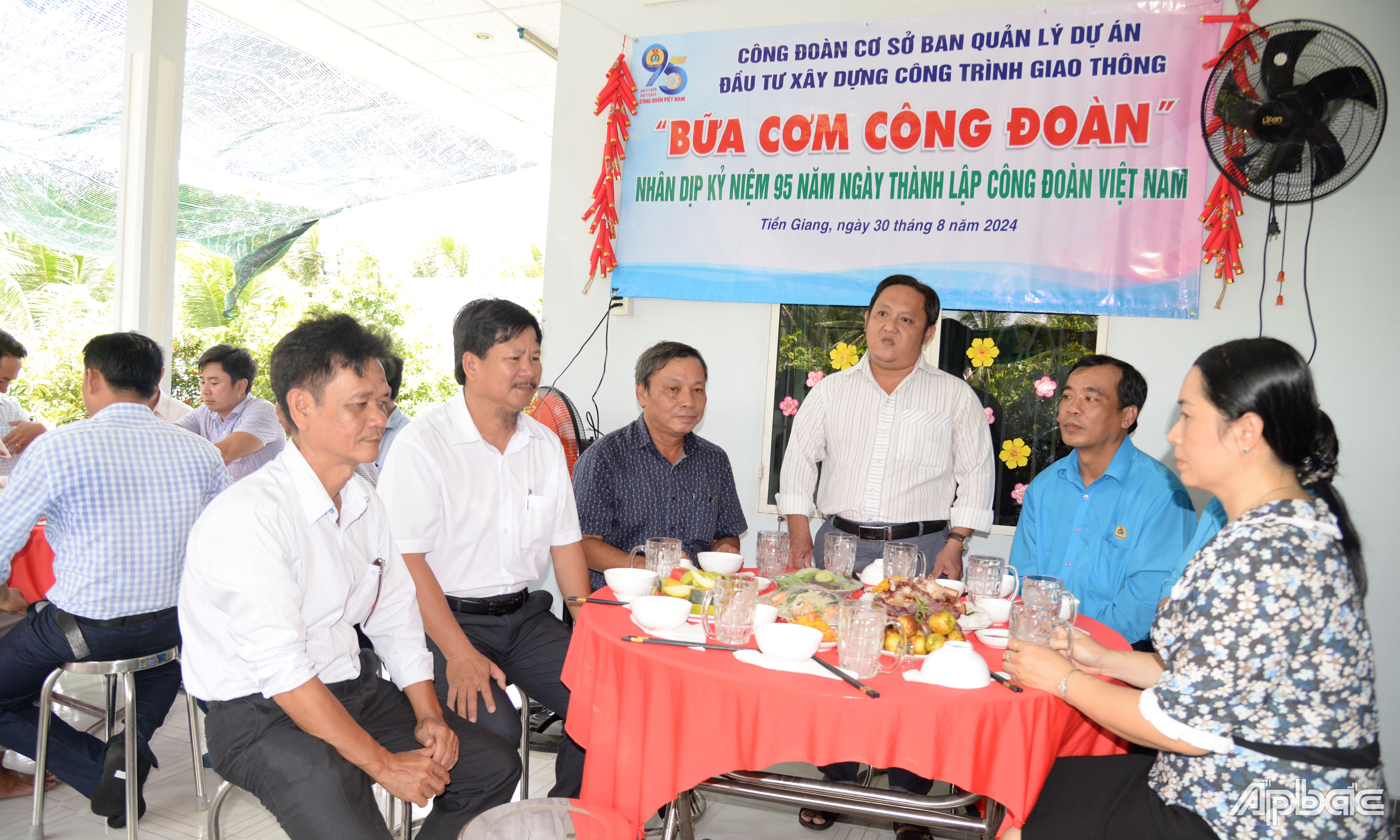 uang cảnh bữa cơm công đoàn.