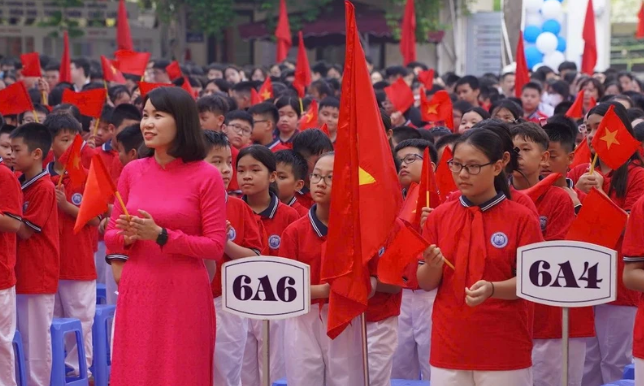 Giáo viên, học sinh Trường THCS Khương Đình (quận Thanh Xuân, Hà Nội) trong Lễ khai giảng năm học mới (Ảnh: TRUNG HIẾU)