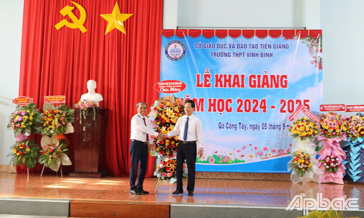 Đồng chí Nguyễn Thành Diệu Phó Chủ tịch UBND tỉnh Tiền Giang tặng hoa chúc mừng